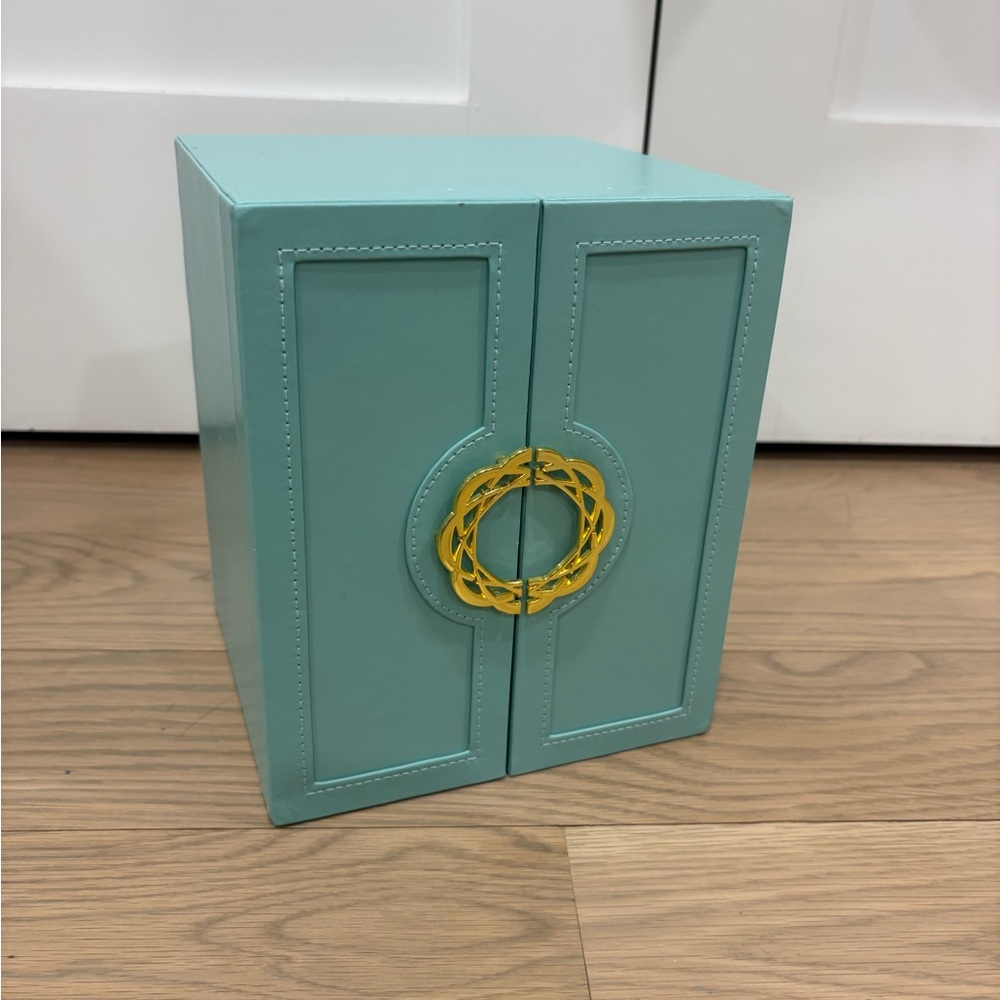 Jewelry closet